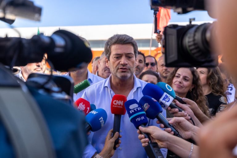 O presidente do CHEGA rejeitou hoje ter cedido na exigência de limitar o acesso dos imigrantes a apoios sociais, afirmando que há um "compromisso futuro" para que esta restrição seja legislada autonomamente, mas ainda sem calendário definido.